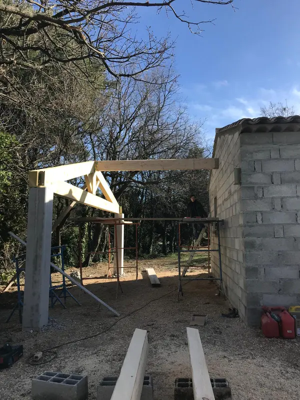 Construction en blocs béton et charpente en cours