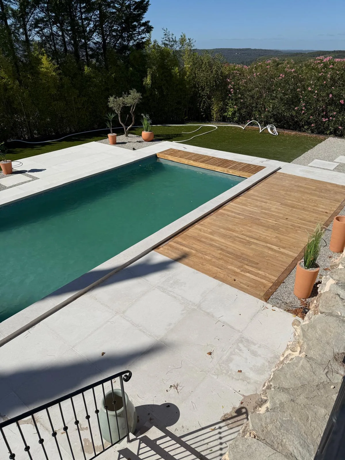 Piscine aménagée et terrasse ouverte sur le paysage